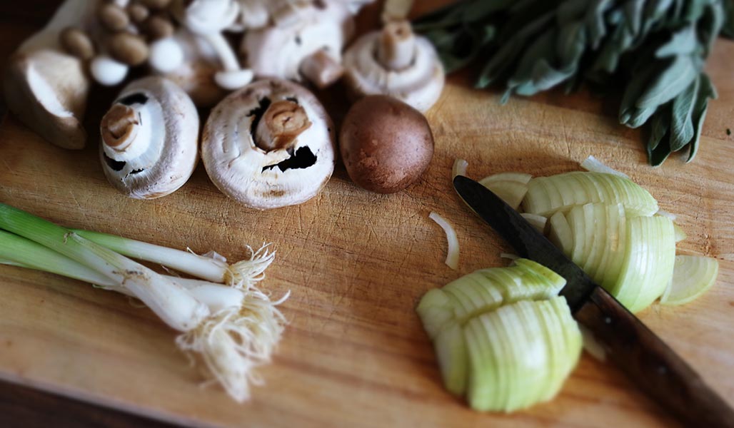 Blattsalat mit Rosmarin-Knoblauch-Pilzen