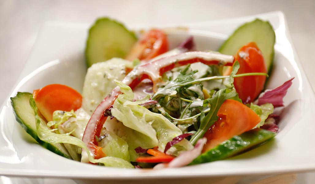 Bunter Salat mit Thunfisch-Mandel-Creme