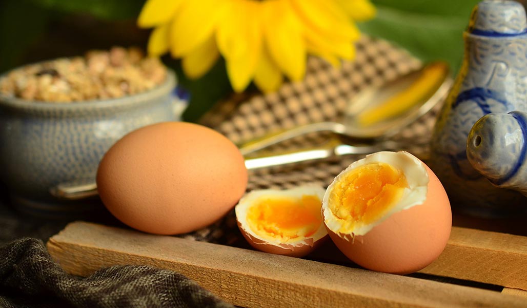 Eier im Glas mit Rucola und Pilzen