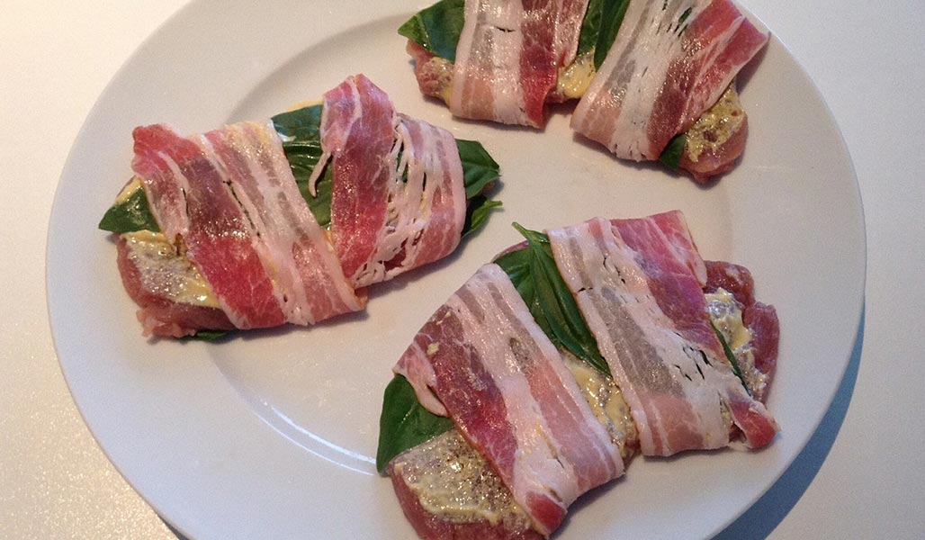 Hähnchen-Saltimbocca auf lauwarmen Ratatouillesalat