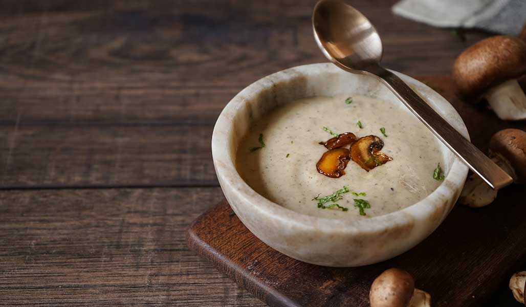 Käsesuppe mit Spitzkohl und Pfifferlingen