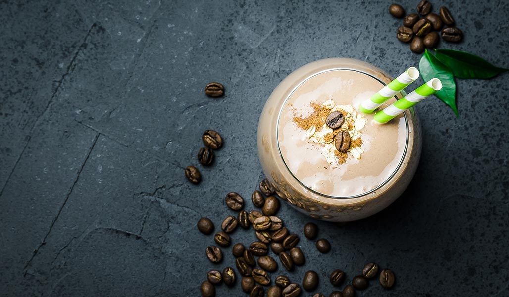 Milchkaffee-Kokos-Erdnuss-Drink