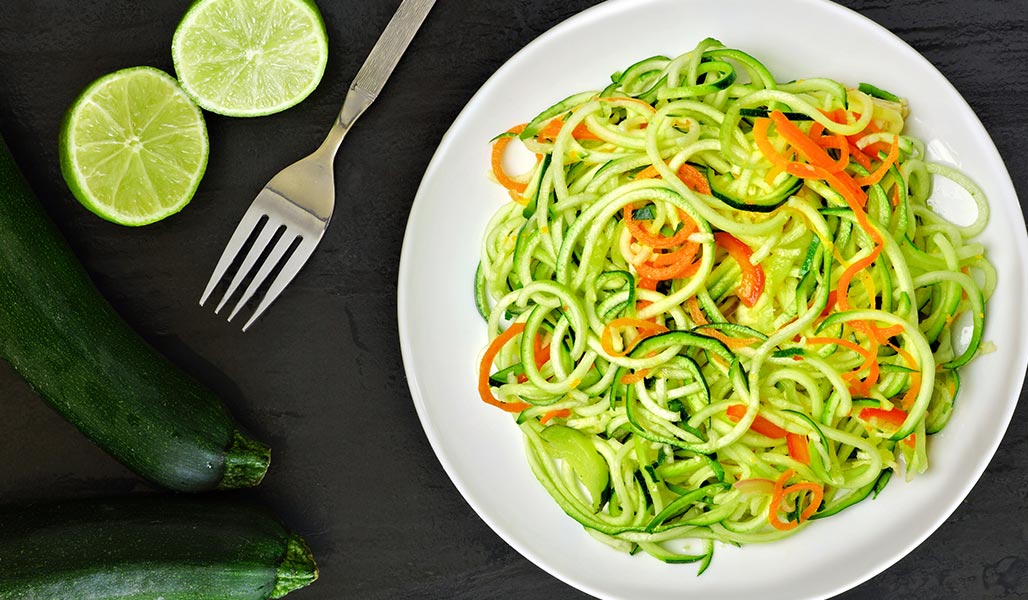 No Carb Zucchini-Karotten-Nudeln mit Hühnchen-Pilzsauce