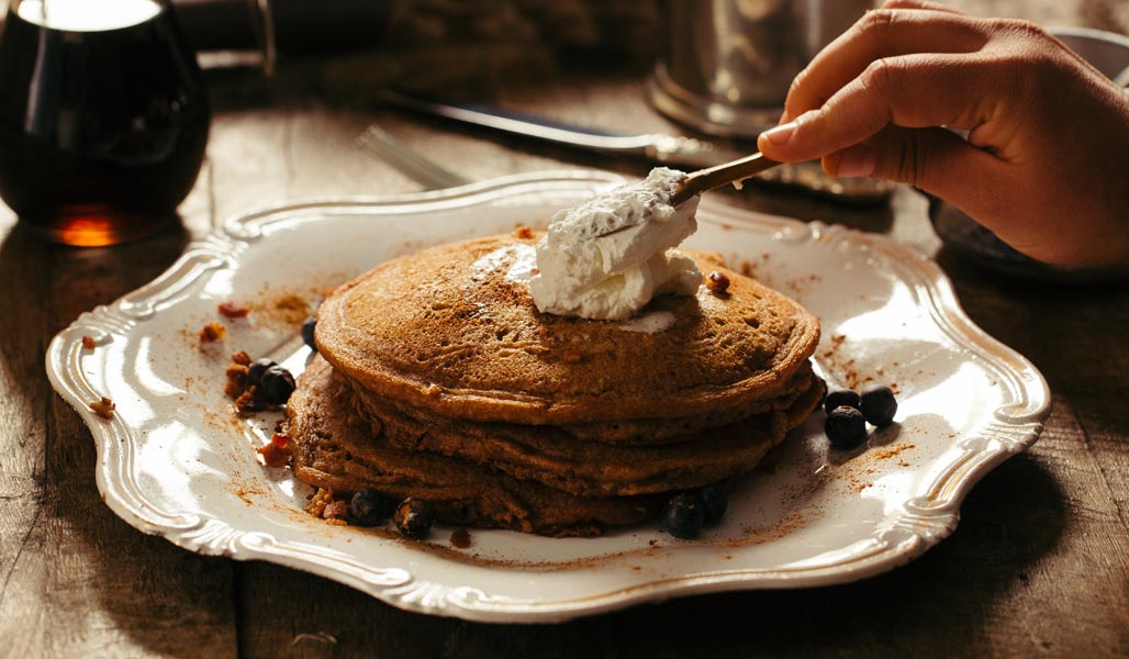 Pancakes mit Heidelbeeren und Zimtcreme