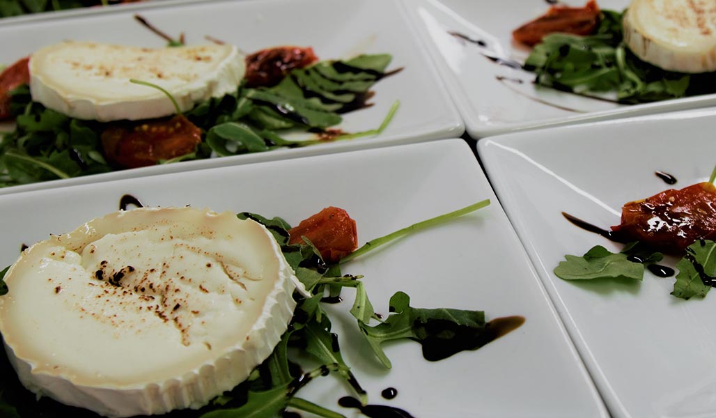 Ziegenkäse auf Baby-Leaf-Salat