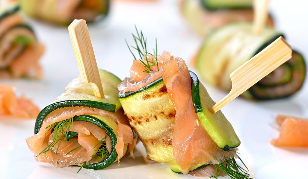 Zucchiniröllchen mit Lachs