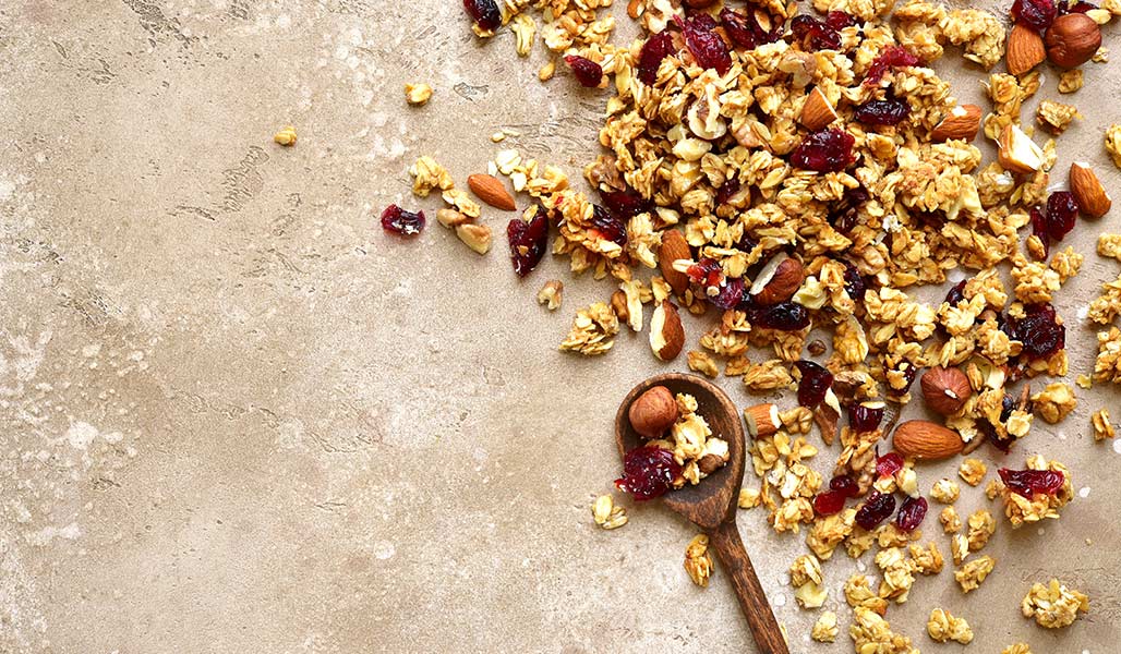 Granola mit Joghurt und Früchten