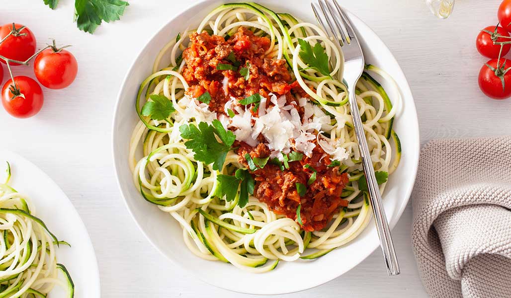 Gemüsenudeln mit Bolognese