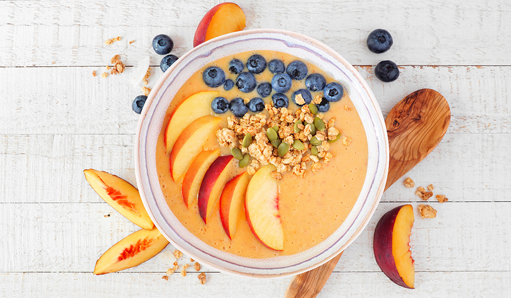 Pfirsich-Bowl mit Beeren