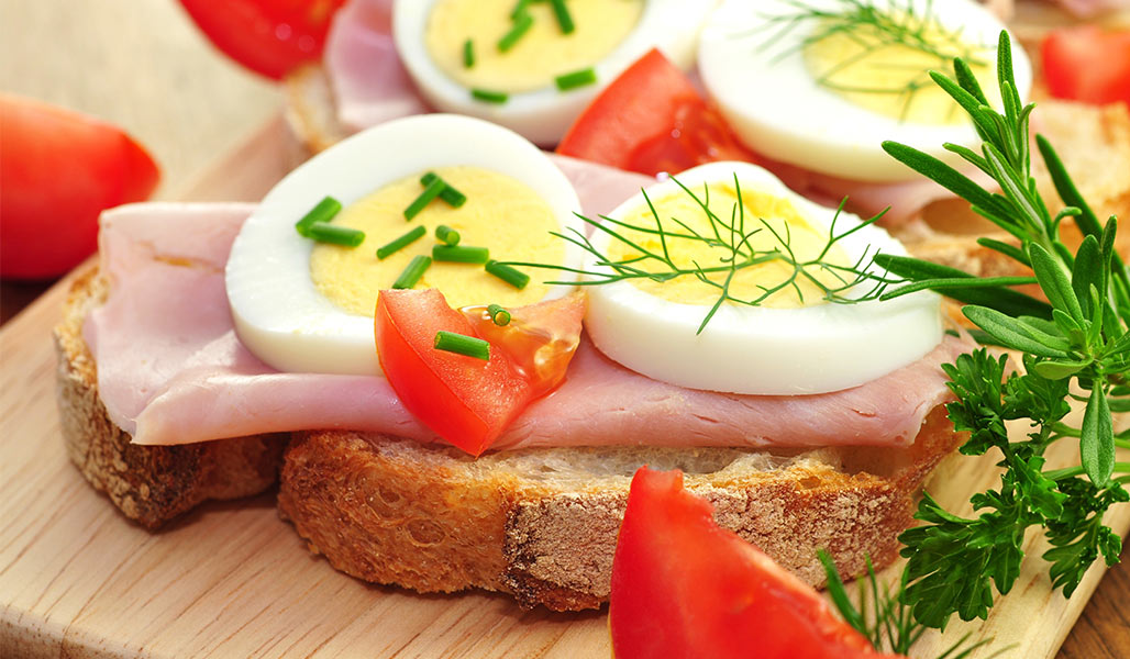 präbio Brot mit Ei, Schinken und Kräuterjoghurt