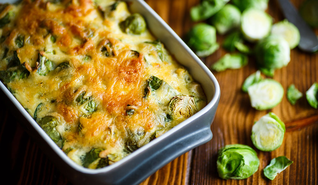 Rosenkohlauflauf mit Zwiebeln und Hähnchenbrust 