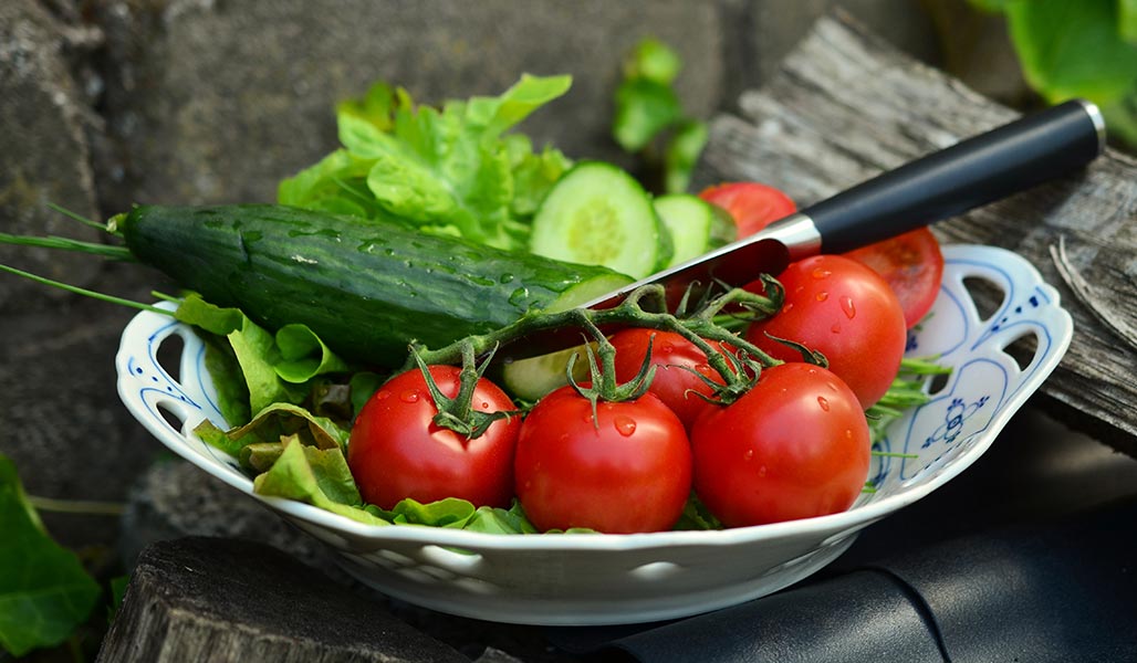 Bunter Salat mit Knoblauch-Kerndlmix