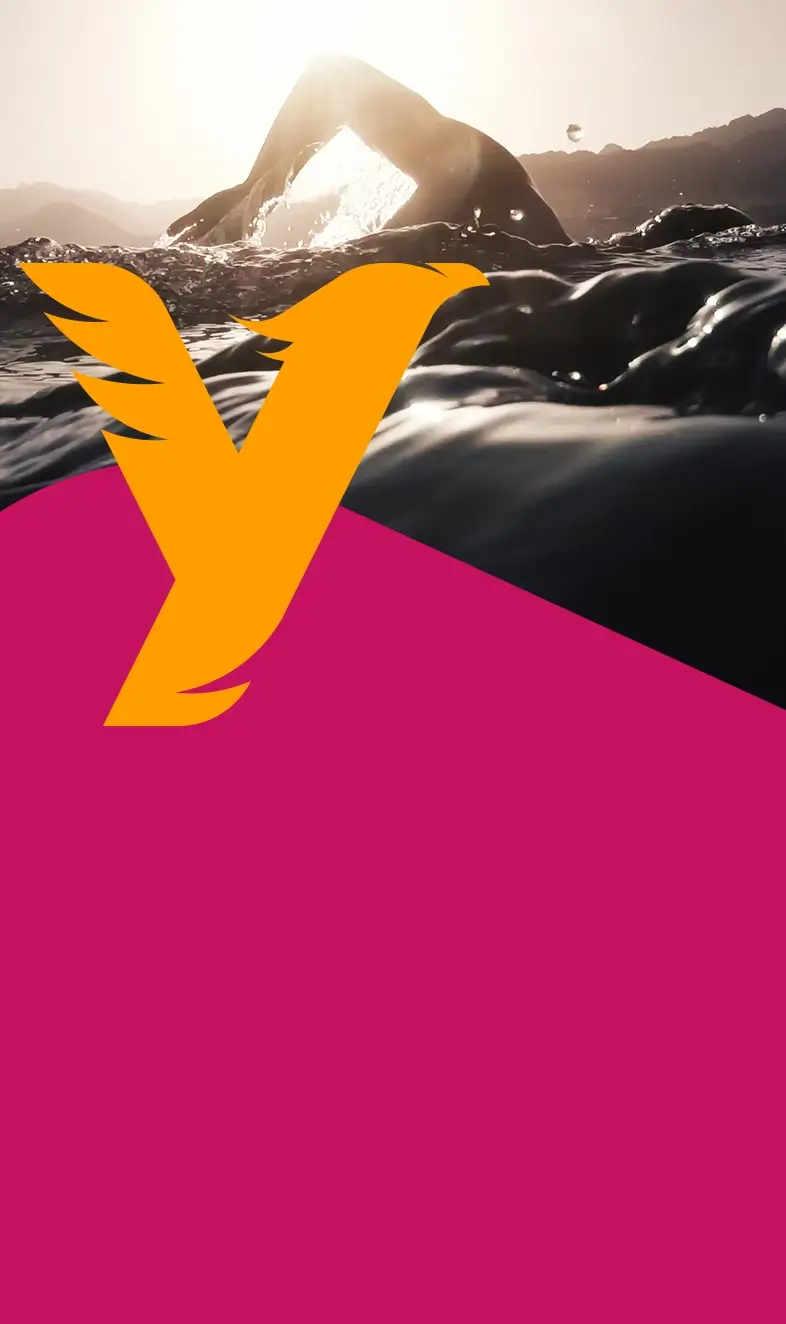 Schaubild\u0020zeigt\u0020Athleten\u0020beim\u0020Schwimmen\u0020\u0026\u0020symbolisiert\u0020die\u0020FOREVER\u0020YOUNG\u0020TRIATHLON\u0020CHALLENGE