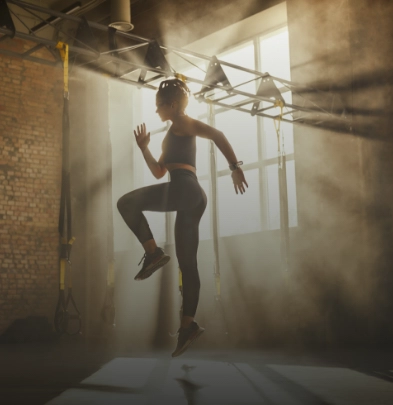 Sportlerin beim Training mit Feedback-Hinweis zur FOREVER YOUNG Atlas App.