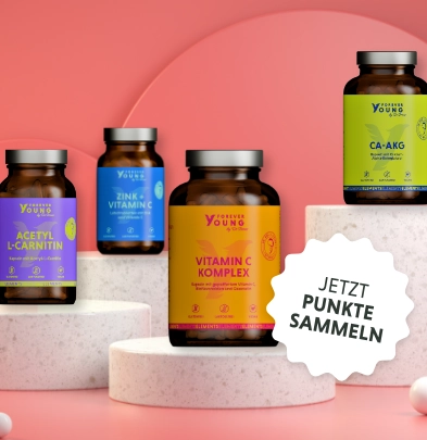 Das Bild zeigt ausgewählte FOREVER YOUNG Produkte auf kleinen Podesten mit dem Störer „Jetzt Punkte sammeln“, um auf das Bonusprogramm aufmerksam zu machen.