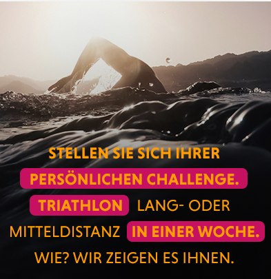 Das Bild zeigt Triathlon Sportler beim Schwimmen
